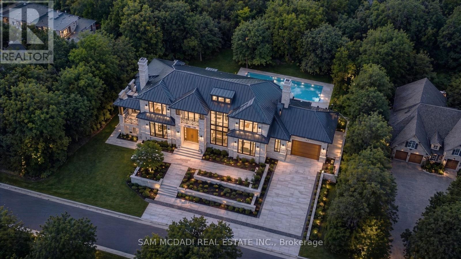 1322 Birchview Drive, Mississauga, Ontario  L5H 3E4 - Photo 4 - W12859562