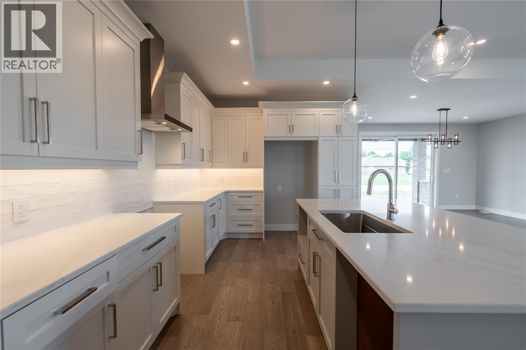 6927 Shoreside Drive, Plympton-Wyoming, Ontario  N0N 1E0 - Photo 12 - 26009038