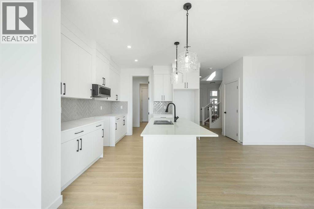 104 Heritage Manor, Cochrane, Alberta  T4C 3K8 - Photo 5 - A2304483