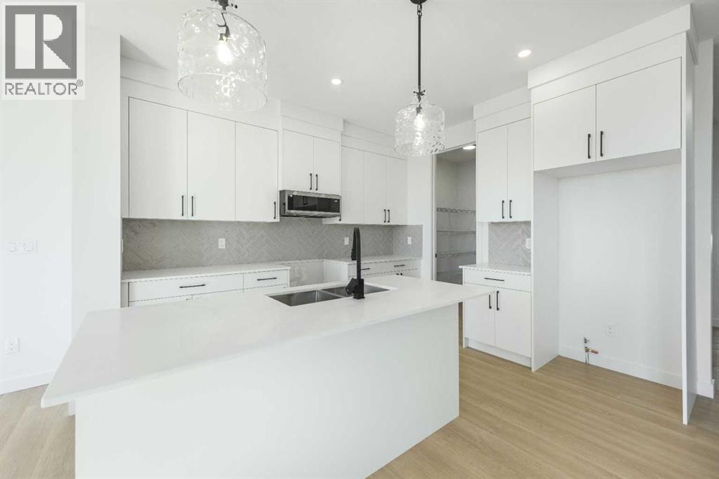 104 Heritage Manor, Cochrane, Alberta  T4C 3K8 - Photo 4 - A2304483