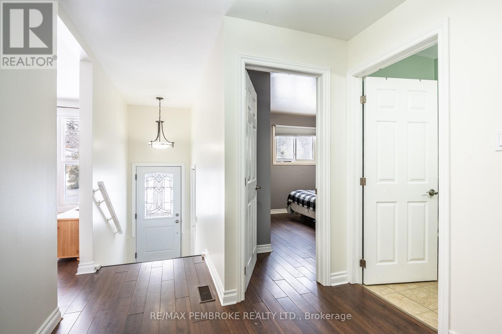 22&24 Hoffman Street, Petawawa, Ontario  K8A 2J5 - Photo 2 - X12878968