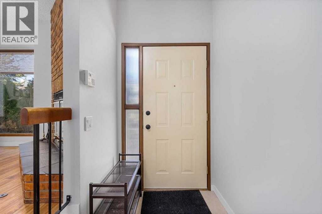 12 Edgedale Way Nw, Calgary, Alberta  T3A 2P8 - Photo 2 - A2304934