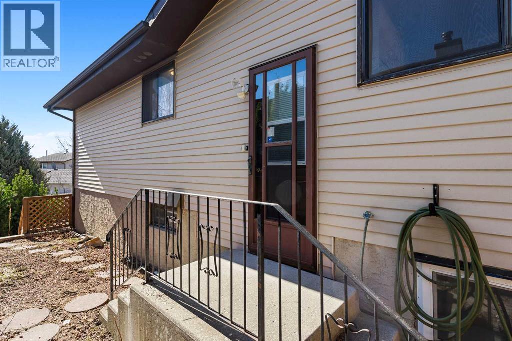 12 Edgedale Way Nw, Calgary, Alberta  T3A 2P8 - Photo 23 - A2304934