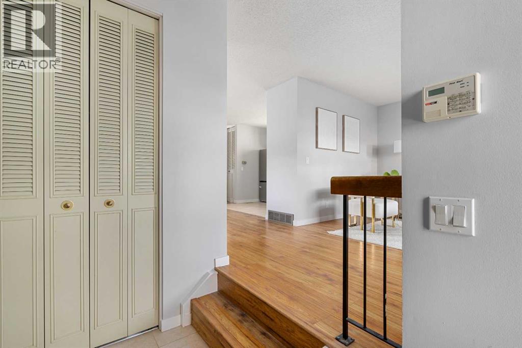 12 Edgedale Way Nw, Calgary, Alberta  T3A 2P8 - Photo 3 - A2304934