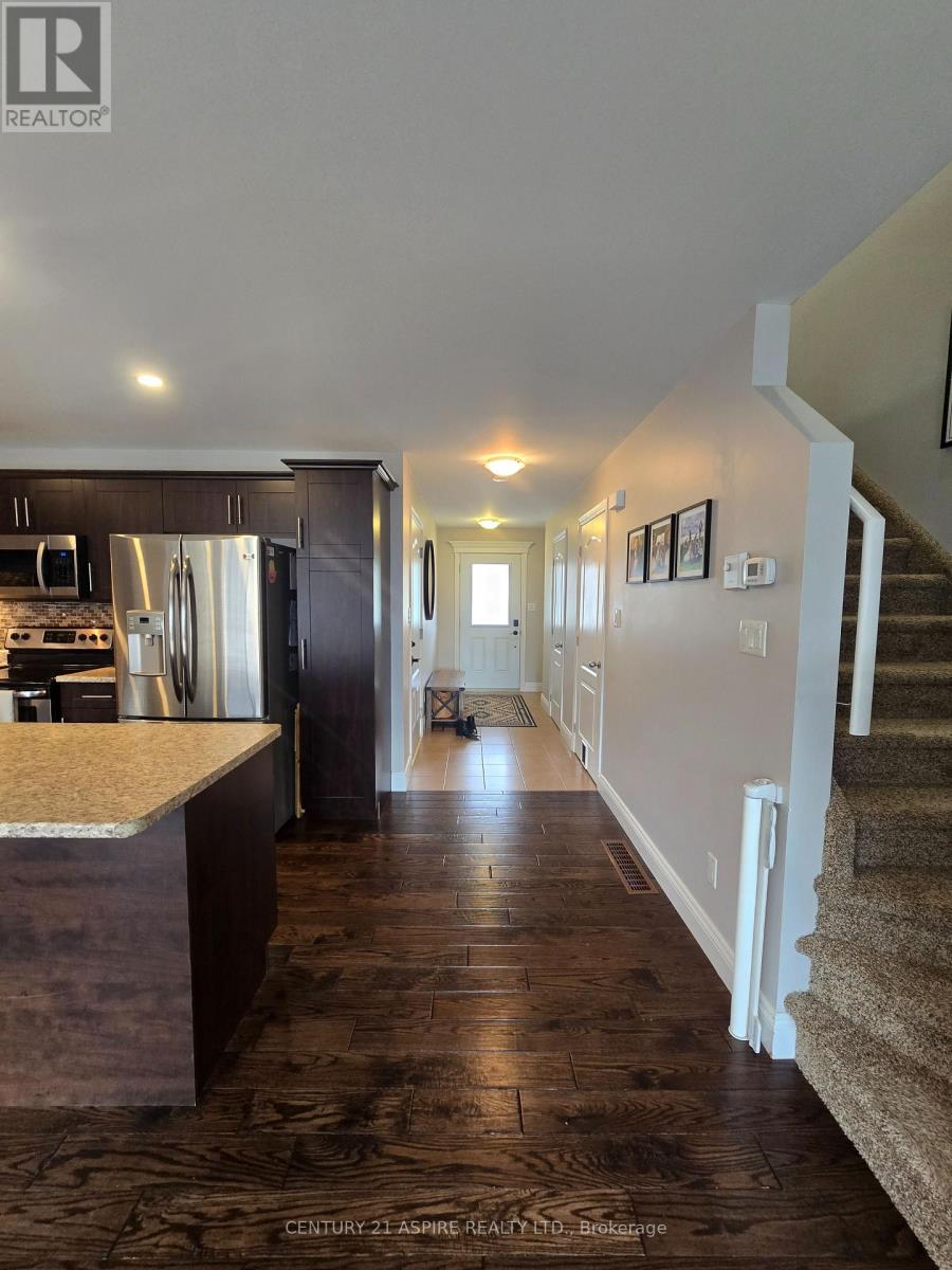 44 Winston Avenue, Petawawa, Ontario  K8H 0C1 - Photo 2 - X13045348