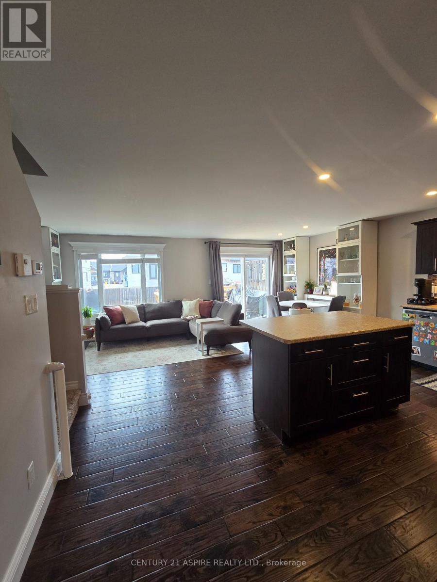 44 Winston Avenue, Petawawa, Ontario  K8H 0C1 - Photo 3 - X13045348