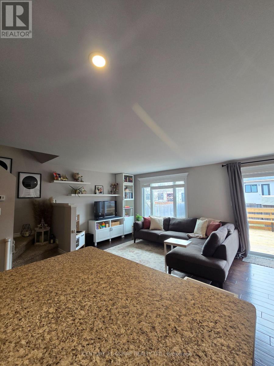 44 Winston Avenue, Petawawa, Ontario  K8H 0C1 - Photo 6 - X13045348