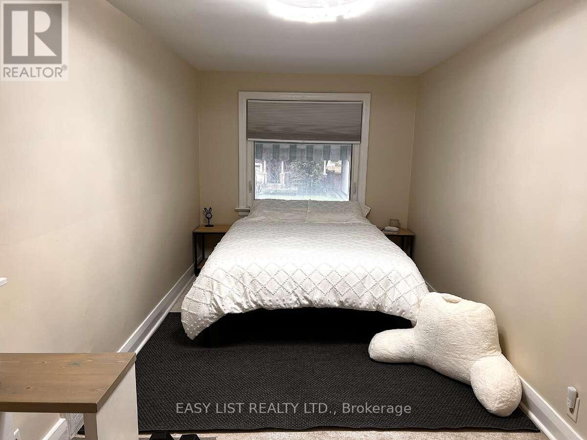 28 Inverleigh Drive, Toronto, Ontario  M8Y 3E3 - Photo 16 - W12863854