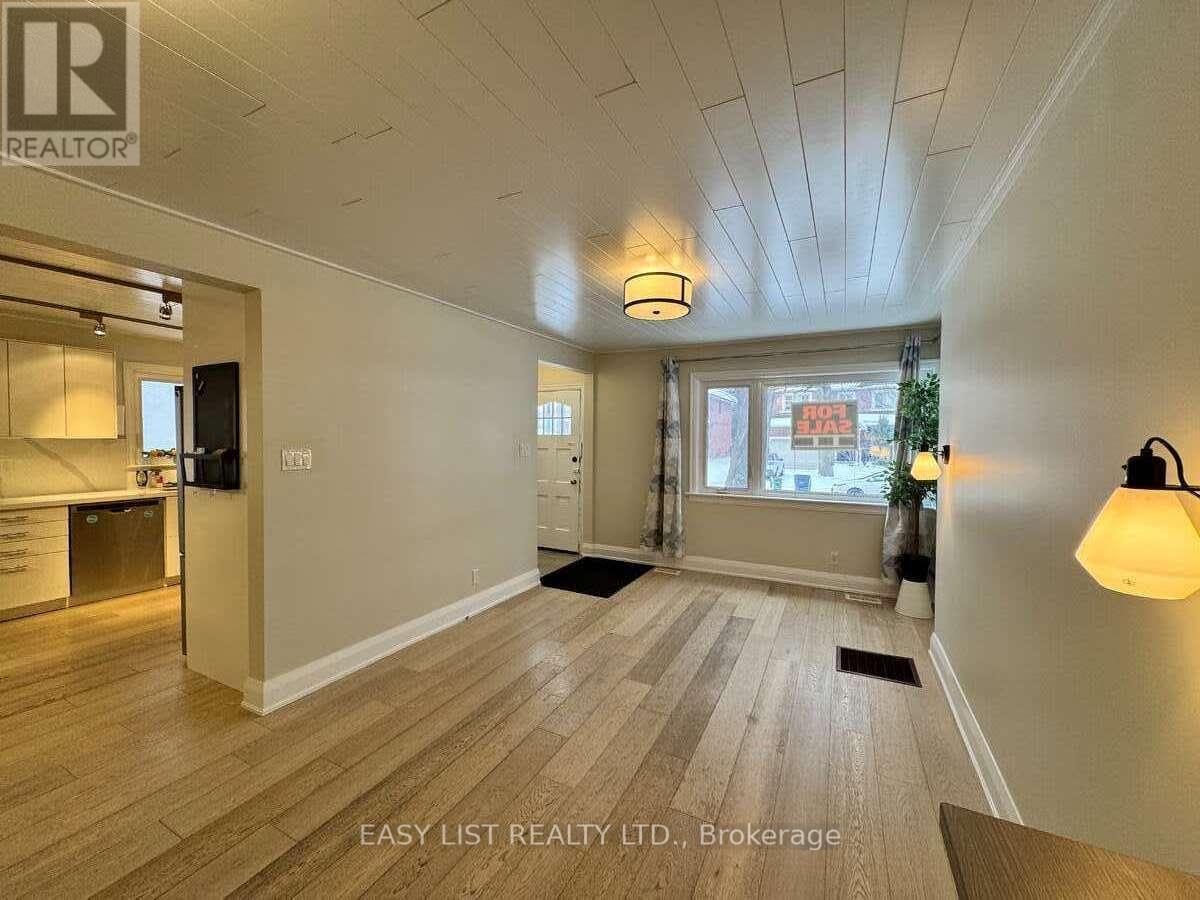 28 Inverleigh Drive, Toronto, Ontario  M8Y 3E3 - Photo 3 - W12863854