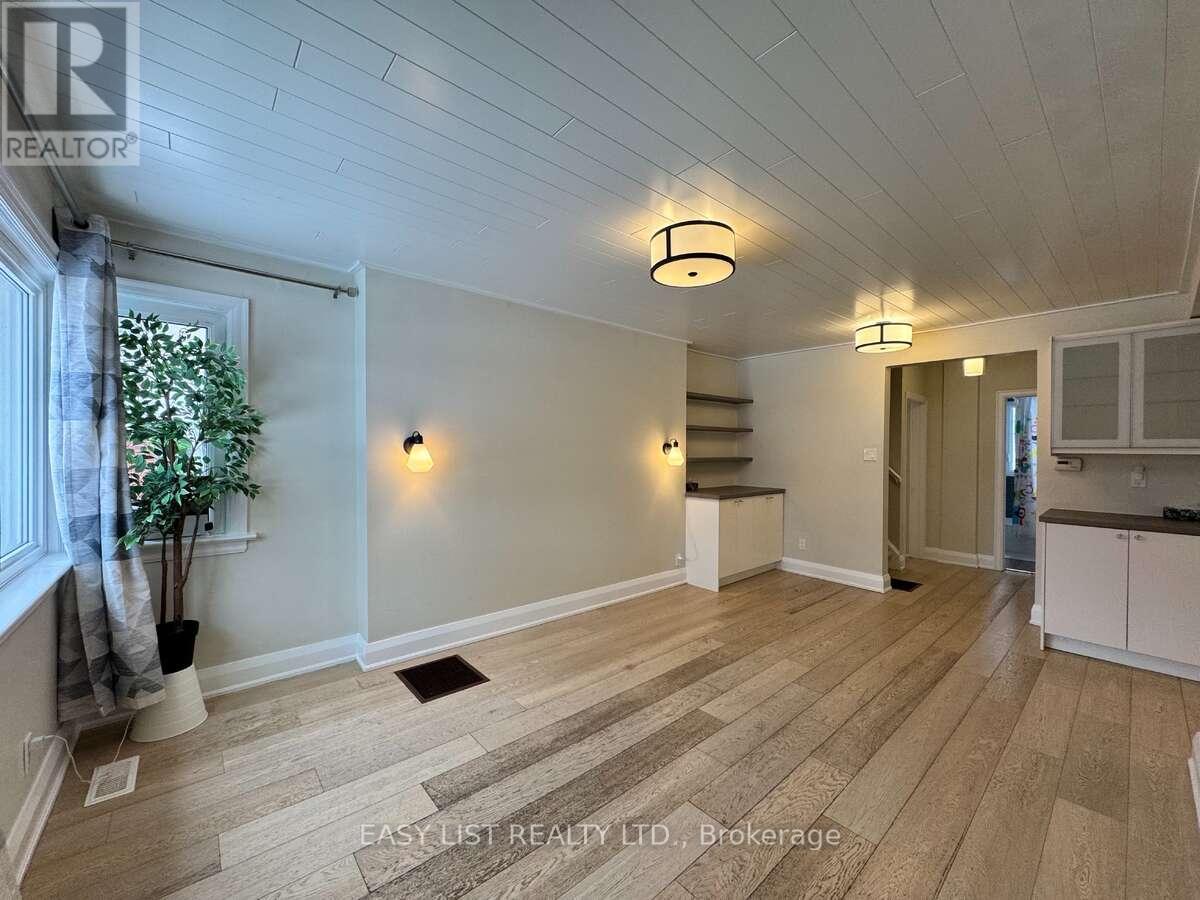 28 Inverleigh Drive, Toronto, Ontario  M8Y 3E3 - Photo 4 - W12863854