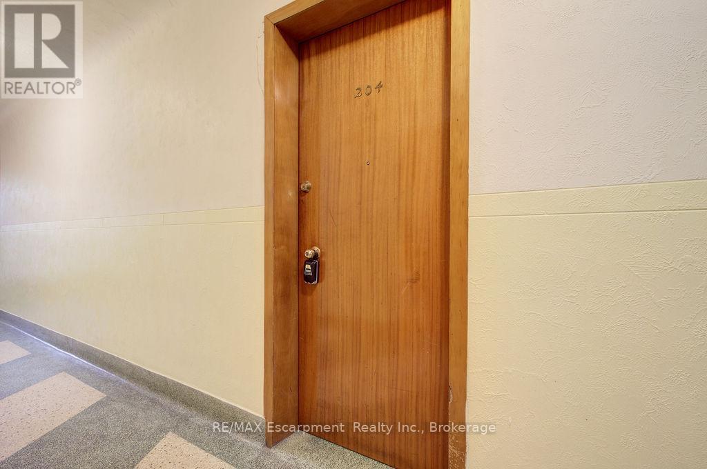 204 - 830 Robinson Street, Burlington (Brant), Ontario  L7R 2L5 - Photo 2 - W13045370