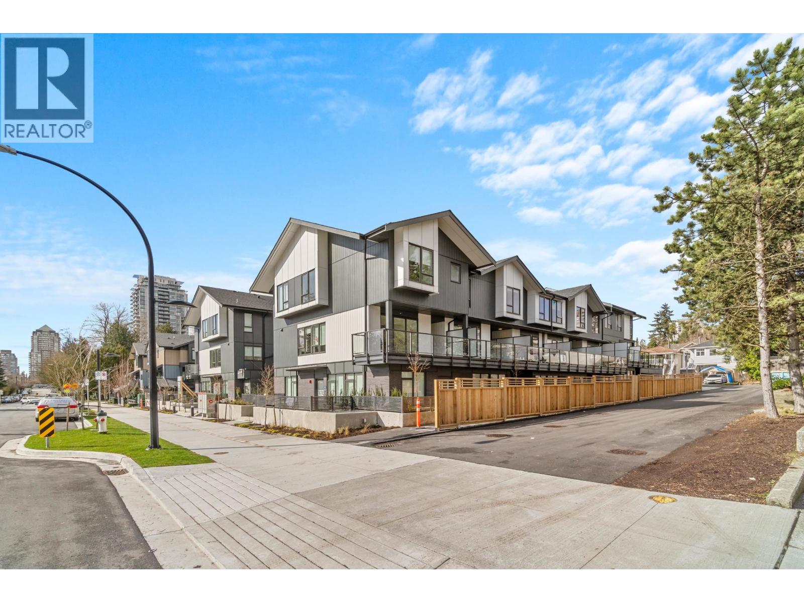 210 7161 17th Avenue, Burnaby, British Columbia  V3N 0K1 - Photo 2 - R3115674