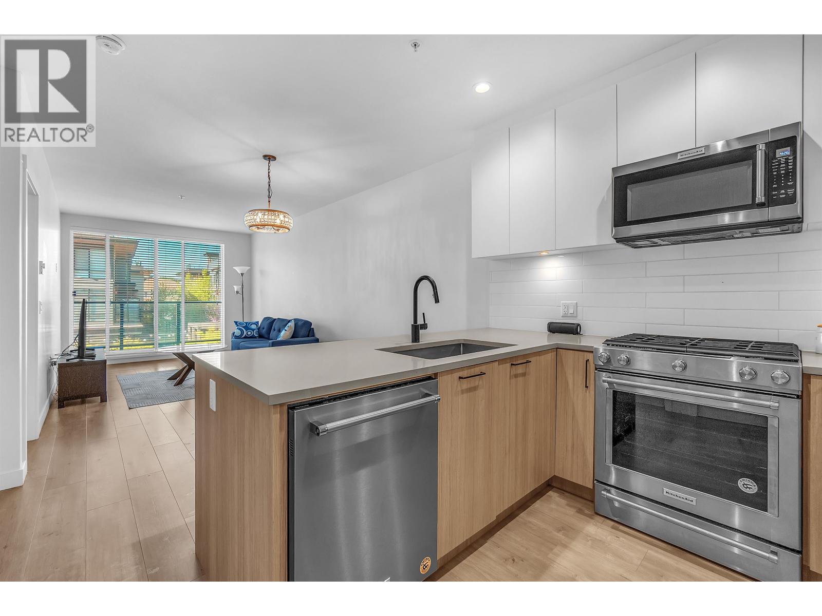 212 707 Como Lake Avenue, Coquitlam, British Columbia  V3J 0J5 - Photo 9 - R3115837