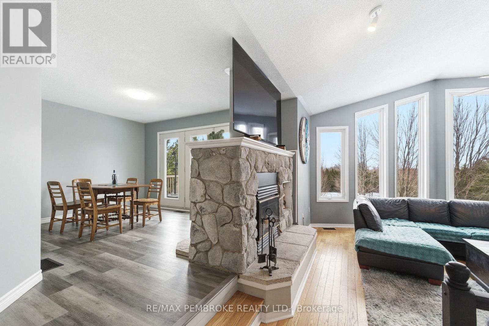 56 Robertson Drive, Whitewater Region, Ontario  K0J 1C0 - Photo 15 - X12962636