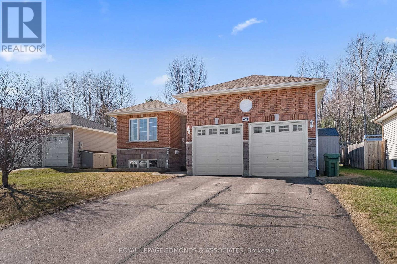 669 Fairview Avenue S, Laurentian Valley, Ontario  K8A 8N4 - Photo 4 - X12925520