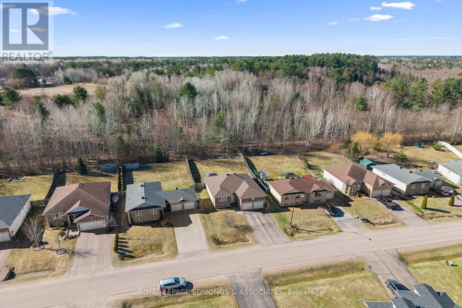 669 Fairview Avenue S, Laurentian Valley, Ontario  K8A 8N4 - Photo 2 - X12925520