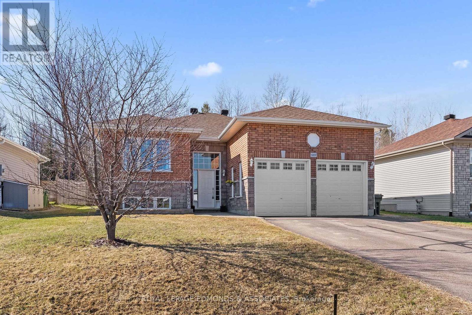 669 Fairview Avenue S, Laurentian Valley, Ontario  K8A 8N4 - Photo 3 - X12925520