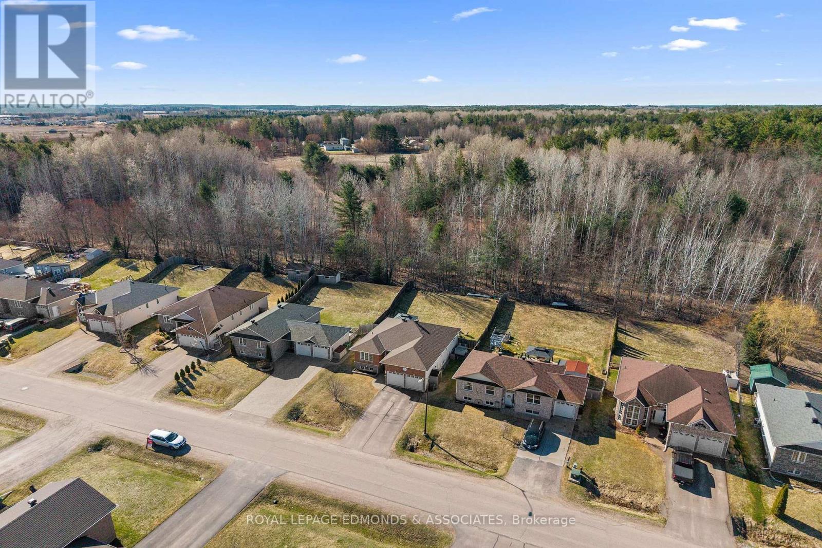 669 Fairview Avenue S, Laurentian Valley, Ontario  K8A 8N4 - Photo 44 - X12925520