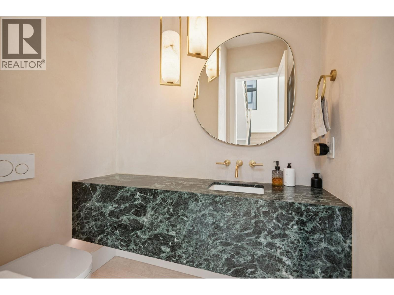 7961 Burnfield Crescent, Burnaby, British Columbia  V5E 2B8 - Photo 3 - R3079408