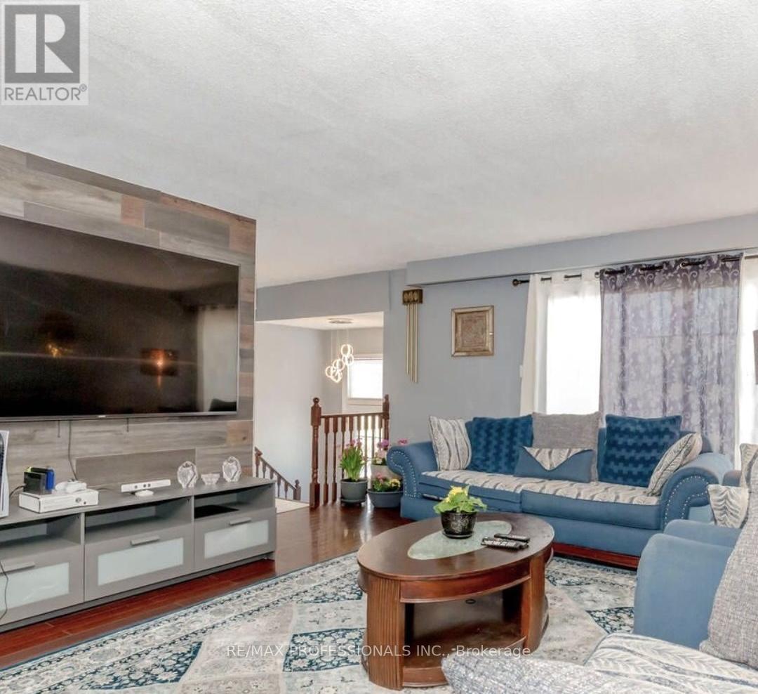 Upper - 18 Hockley Path, Brampton, Ontario  L6V 3R3 - Photo 3 - W13045454