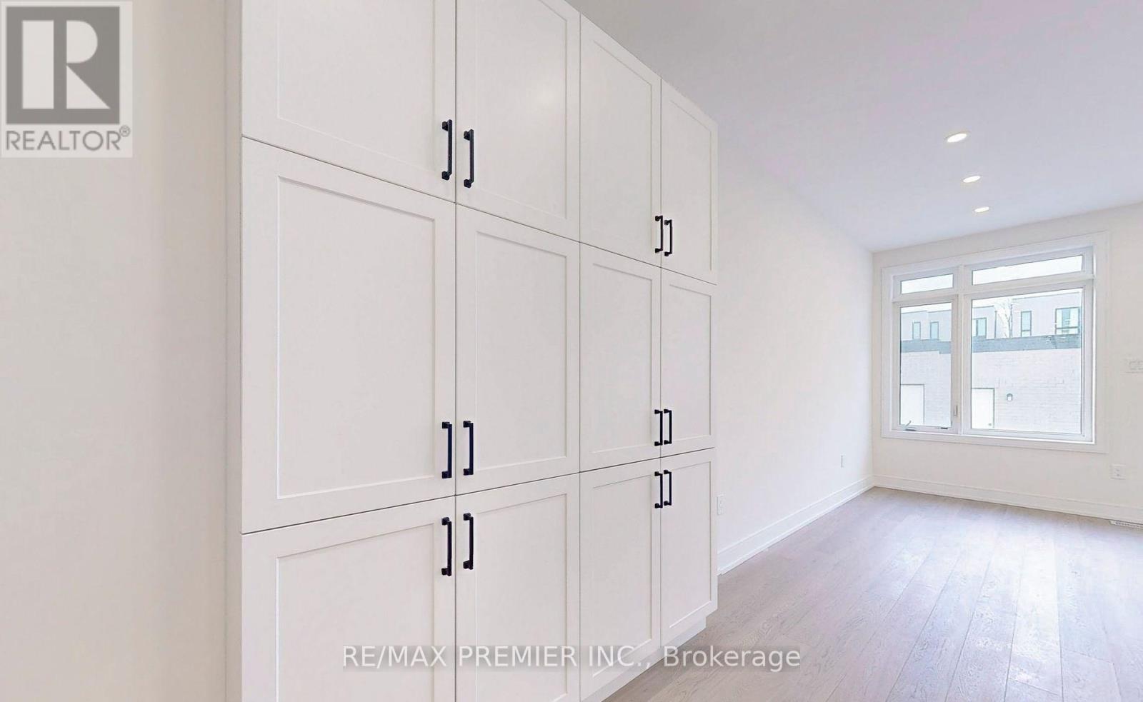 208 Mcroberts Avenue, Toronto, Ontario  M6E 4P5 - Photo 13 - W13044976