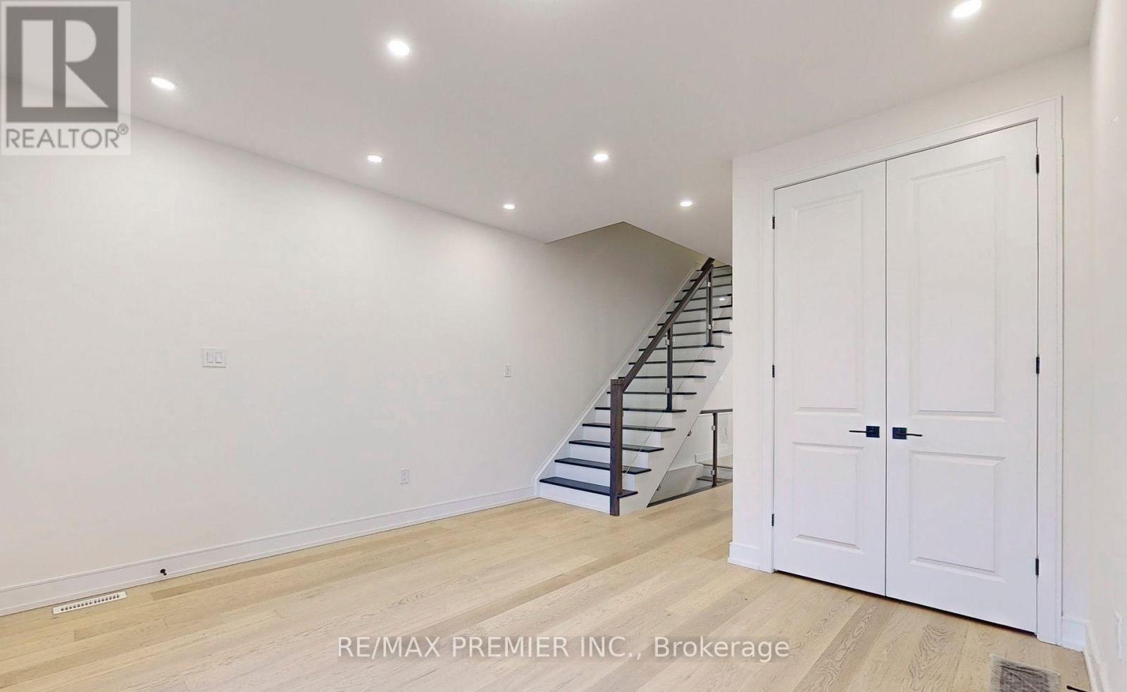 208 Mcroberts Avenue, Toronto, Ontario  M6E 4P5 - Photo 5 - W13044976