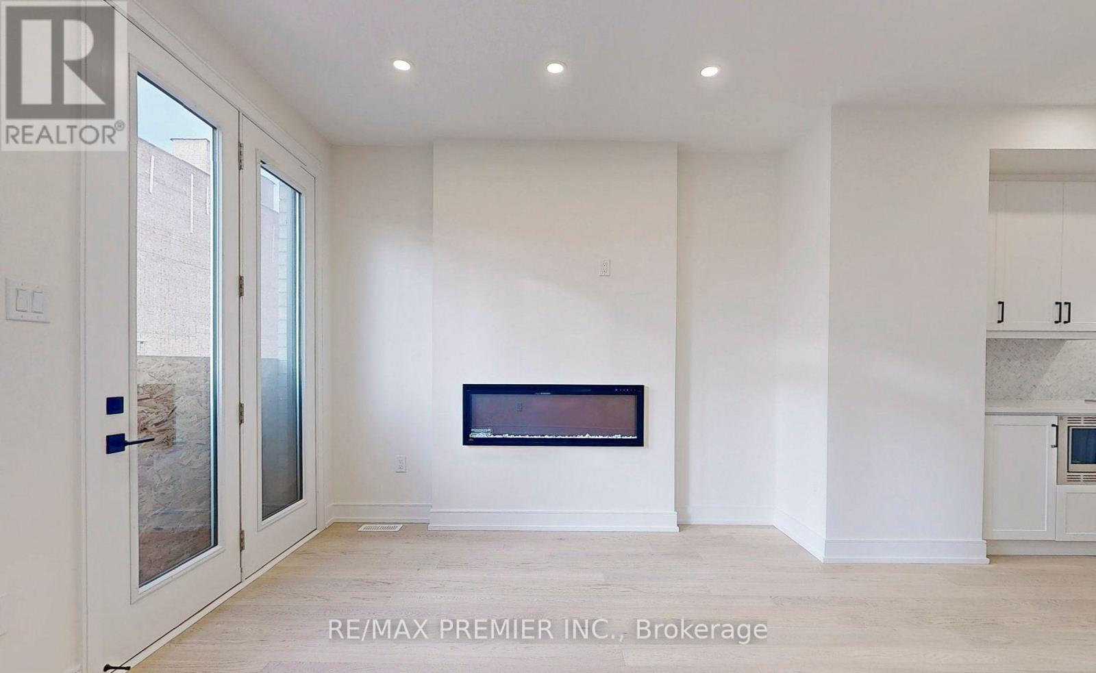 208 Mcroberts Avenue, Toronto, Ontario  M6E 4P5 - Photo 17 - W13044976