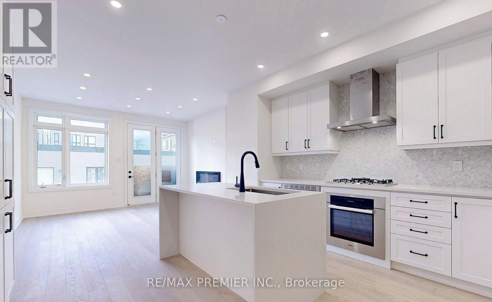 208 Mcroberts Avenue, Toronto, Ontario  M6E 4P5 - Photo 8 - W13044976