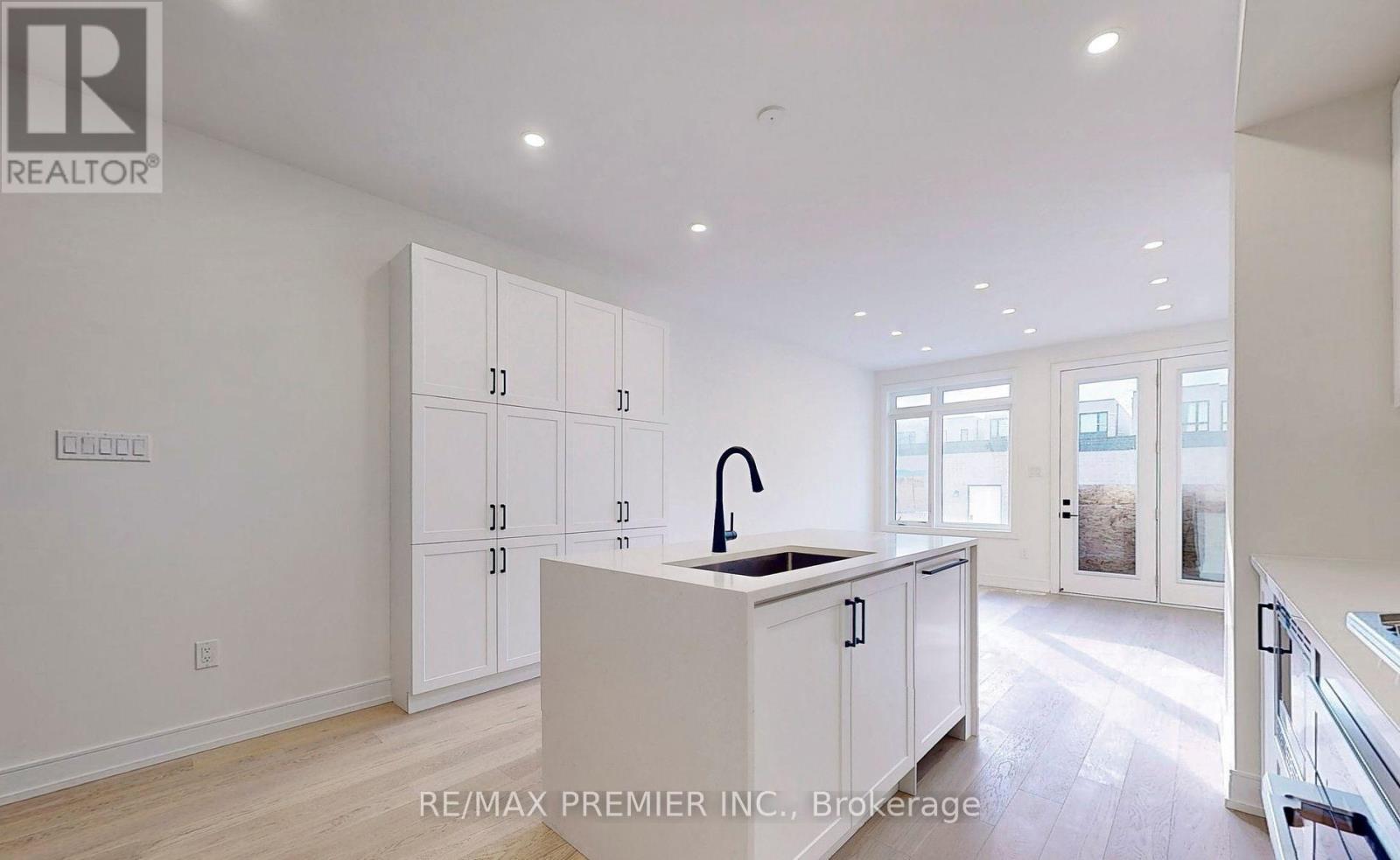 208 Mcroberts Avenue, Toronto, Ontario  M6E 4P5 - Photo 9 - W13044976