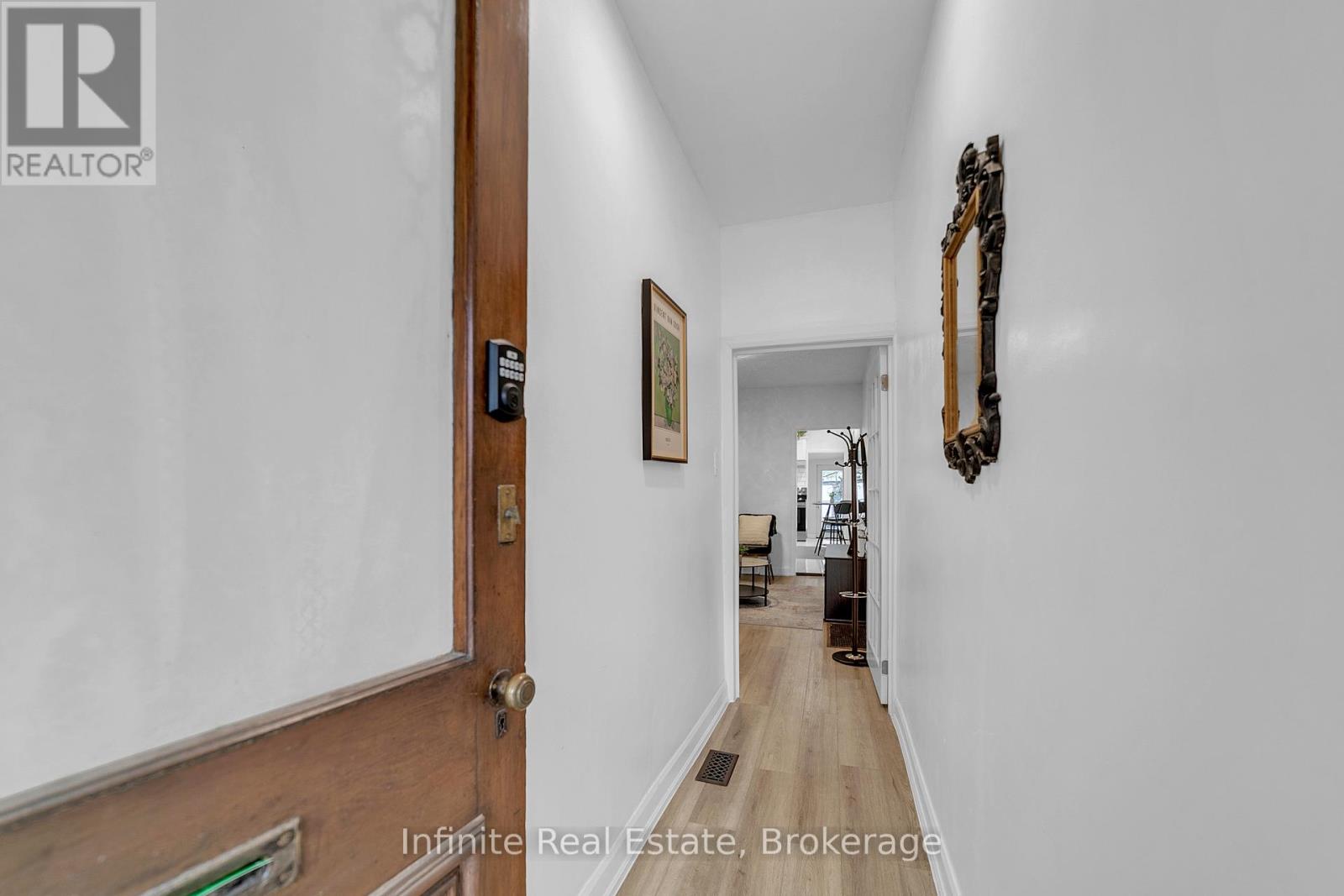 11 D'arcy Street, Toronto, Ontario  M5T 1J8 - Photo 2 - C13001060
