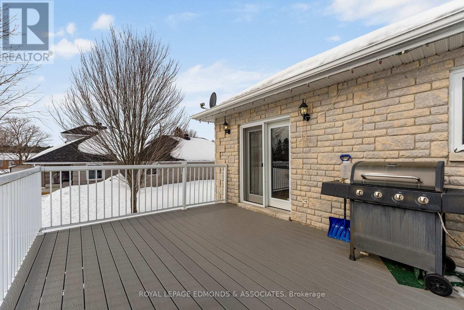 89 Rivercrest Dr. Drive, Laurentian Valley, Ontario  K8A 6W4 - Photo 6 - X12850492