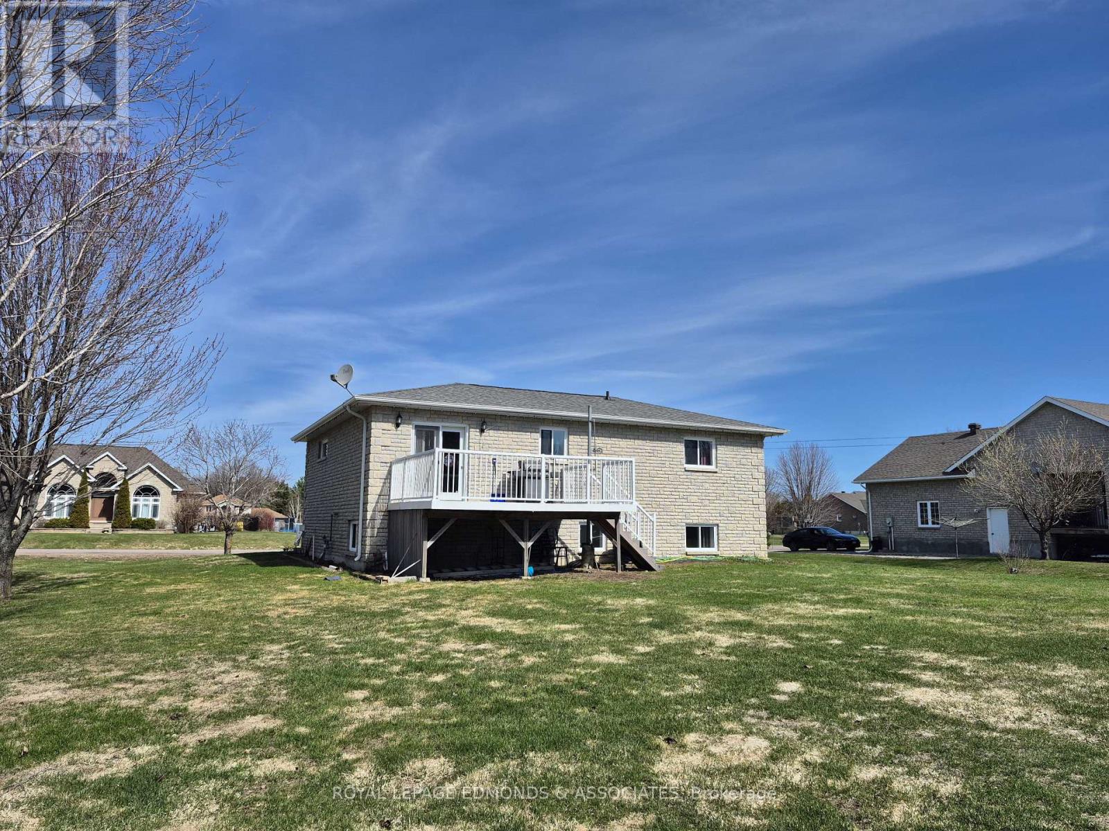 89 Rivercrest Dr. Drive, Laurentian Valley, Ontario  K8A 6W4 - Photo 4 - X12850492