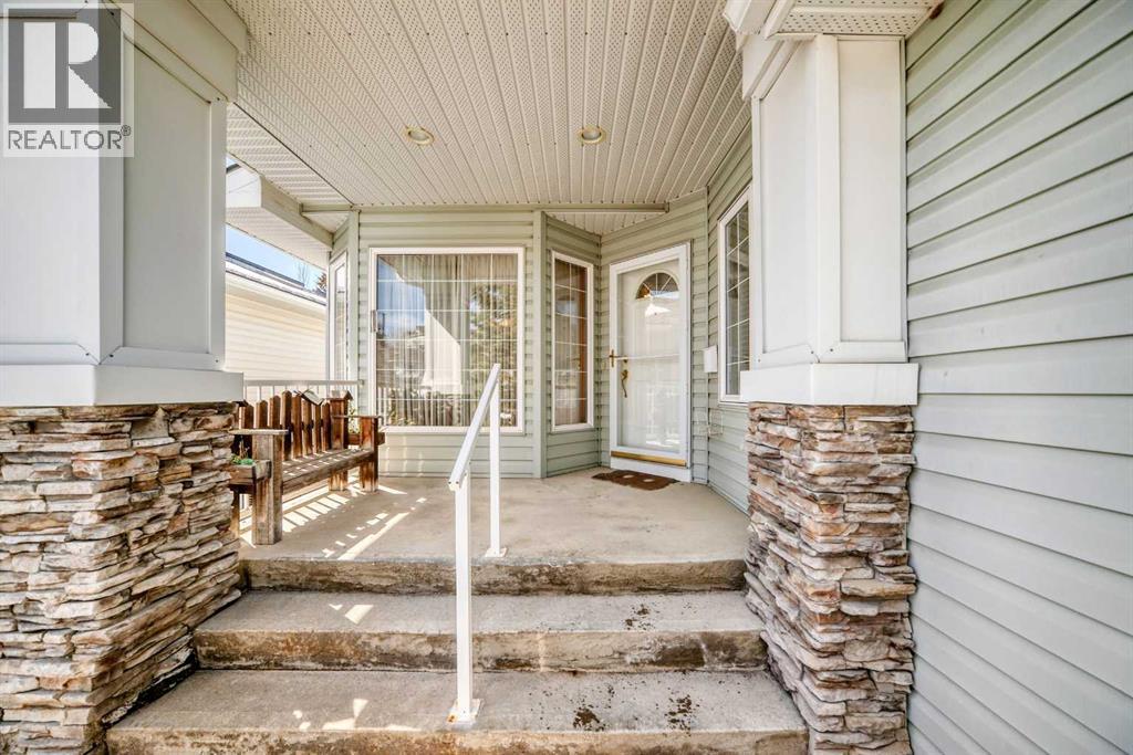 220 Rocky Ridge Villas NW, Calgary, Alberta  T3G 4R3 - Photo 2 - A2297086