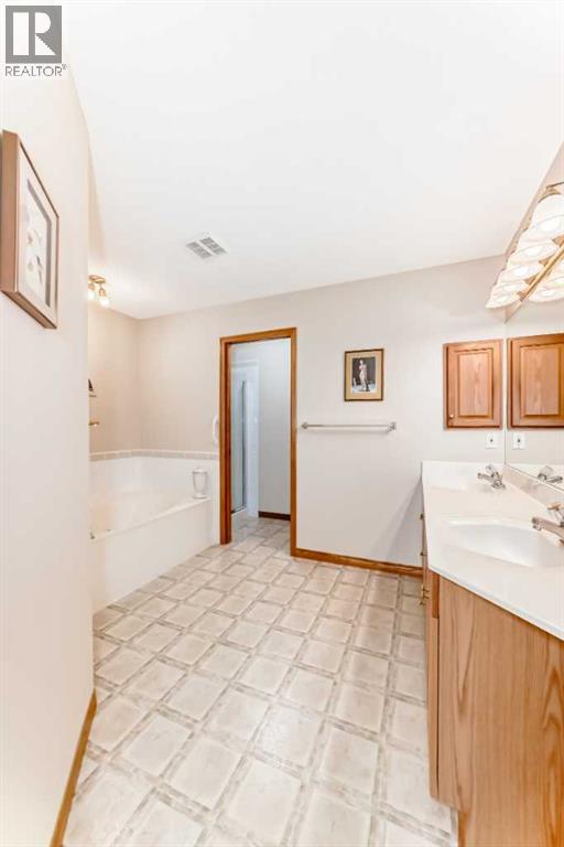 220 Rocky Ridge Villas NW, Calgary, Alberta  T3G 4R3 - Photo 23 - A2297086