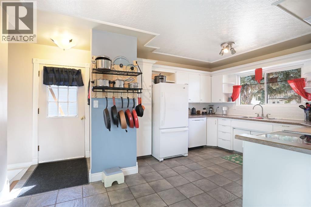 215 1 Street E, Duchess, Alberta  T0J 0Z0 - Photo 3 - A2304176