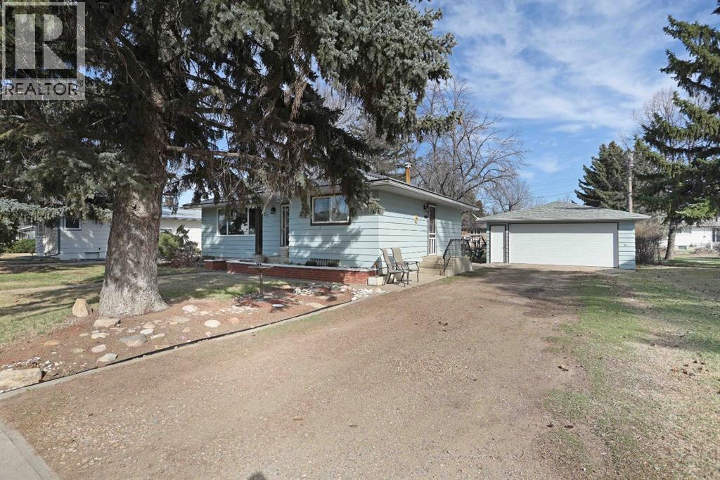 215 1 Street E, Duchess, Alberta  T0J 0Z0 - Photo 2 - A2304176