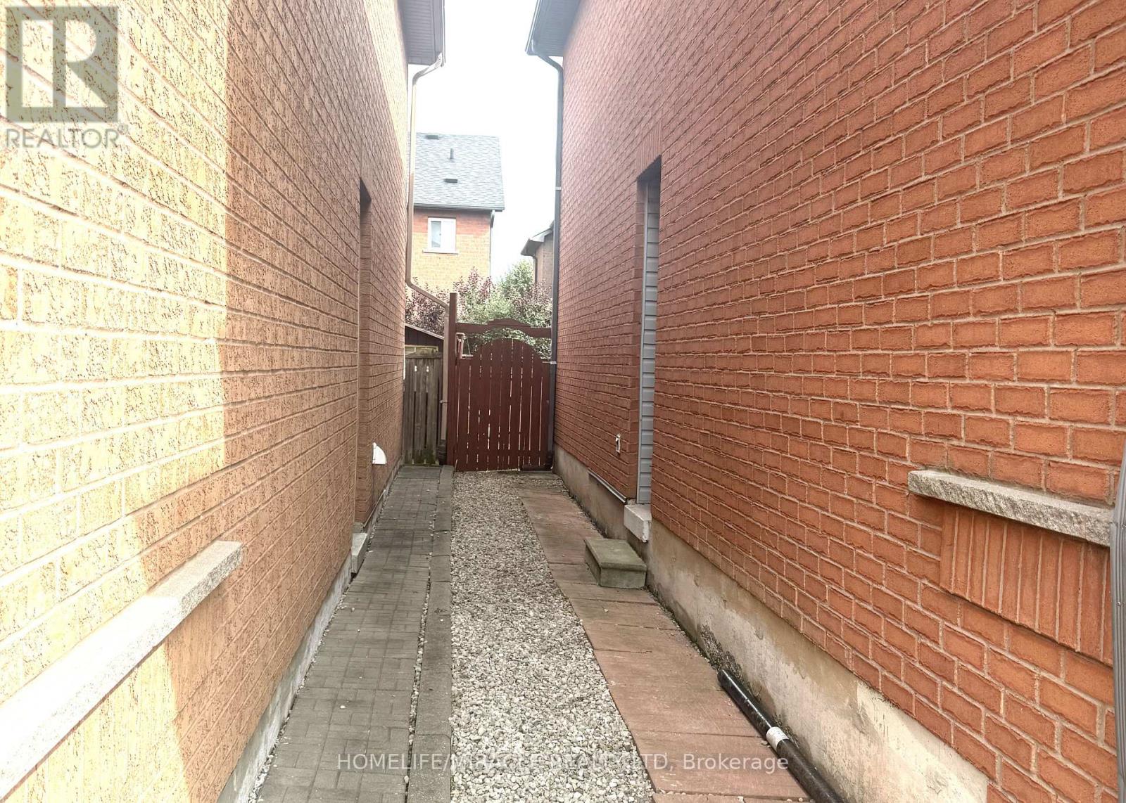 65 Fairhill Avenue, Brampton, Ontario  L7A 2E8 - Photo 29 - W12968006