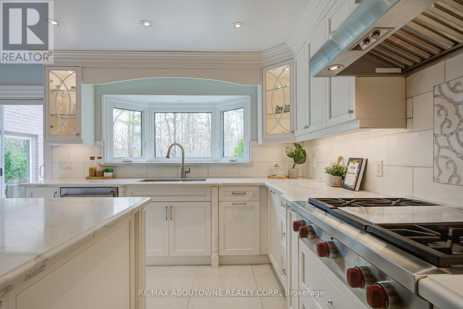 1328 King Henry Court, Oakville, Ontario  L6M 2Y6 - Photo 18 - W12982572