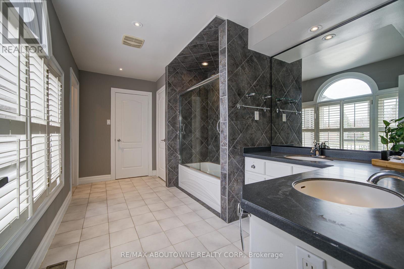 1328 King Henry Court, Oakville, Ontario  L6M 2Y6 - Photo 33 - W12982572