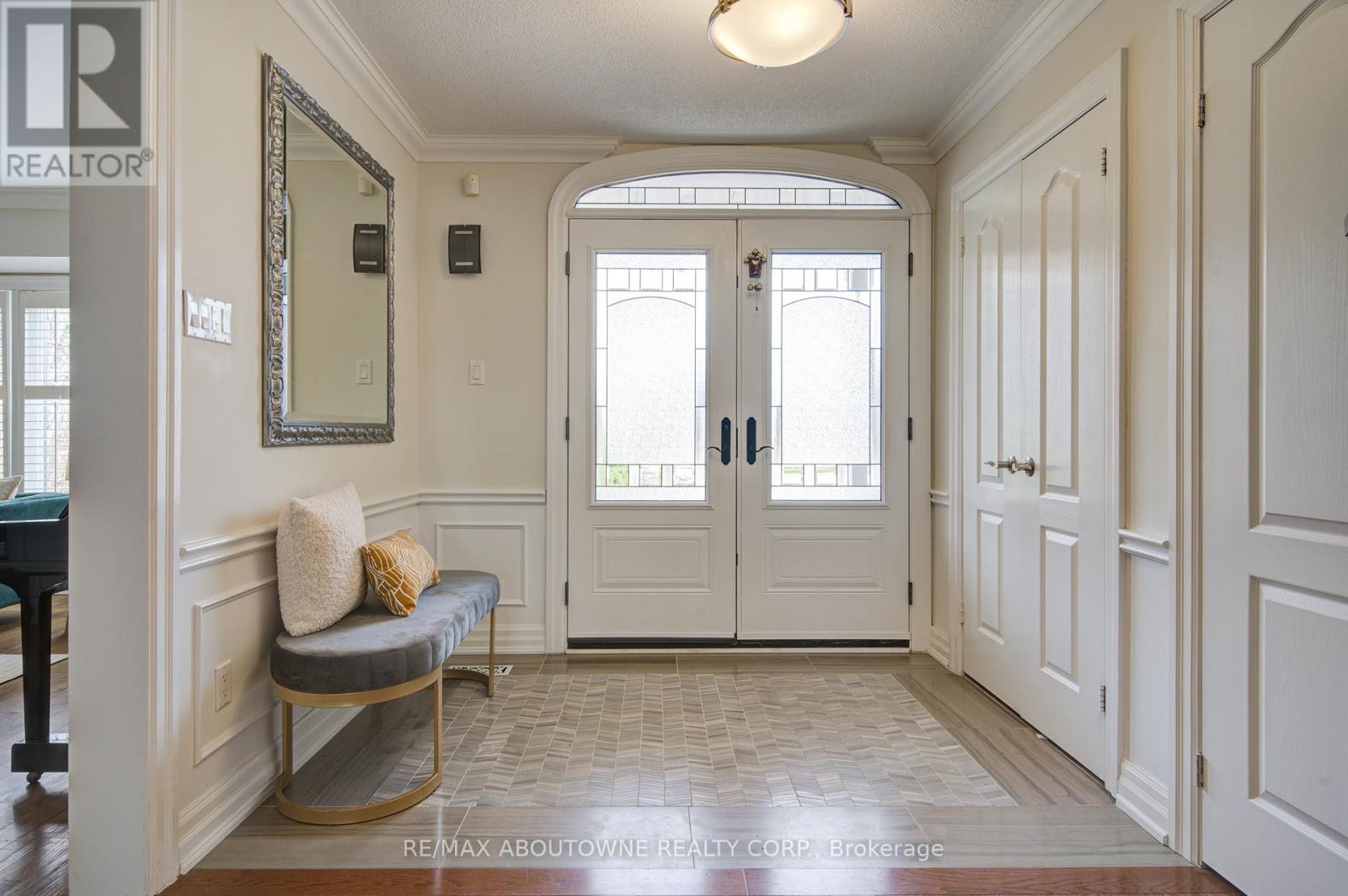 1328 King Henry Court, Oakville, Ontario  L6M 2Y6 - Photo 6 - W12982572