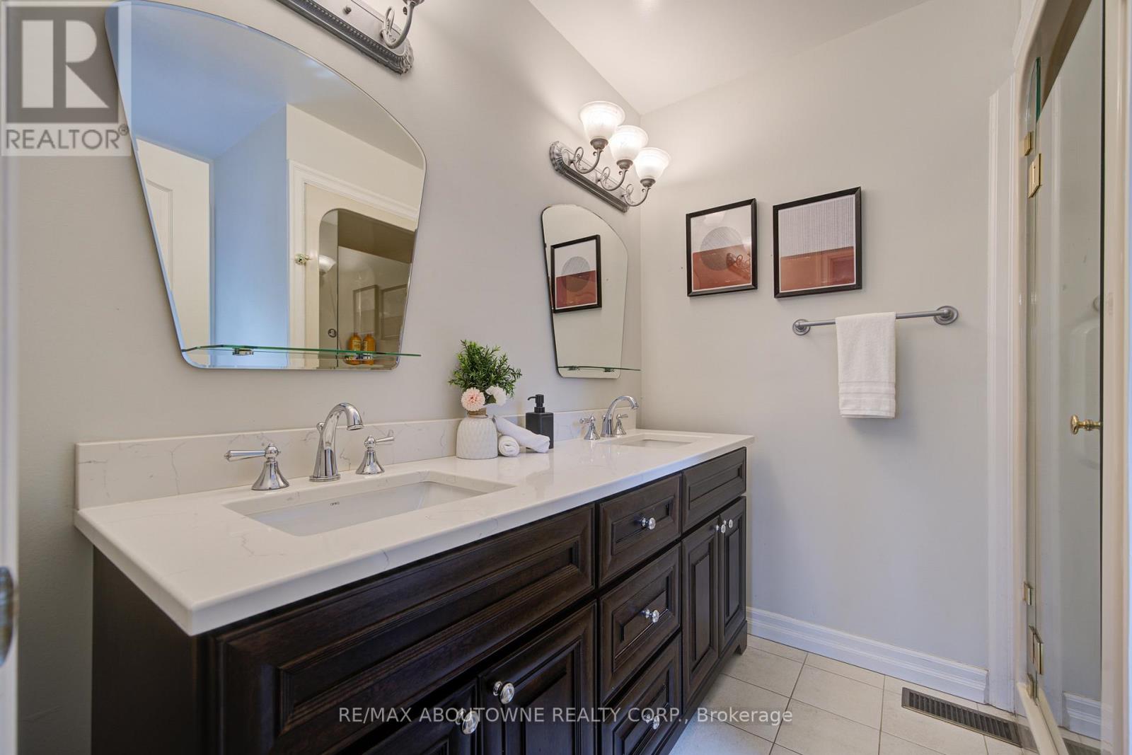 1328 King Henry Court, Oakville, Ontario  L6M 2Y6 - Photo 36 - W12982572