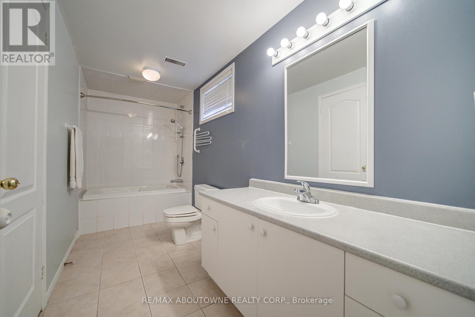 1328 King Henry Court, Oakville, Ontario  L6M 2Y6 - Photo 39 - W12982572