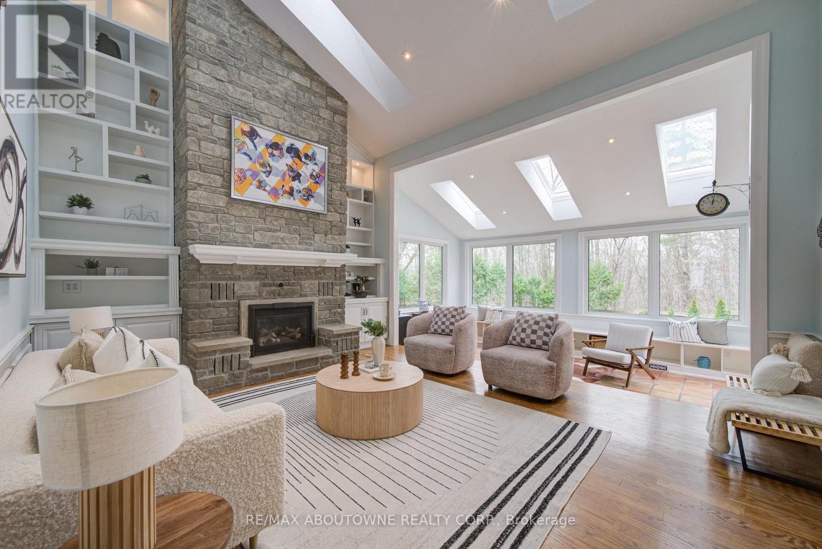 1328 King Henry Court, Oakville, Ontario  L6M 2Y6 - Photo 4 - W12982572