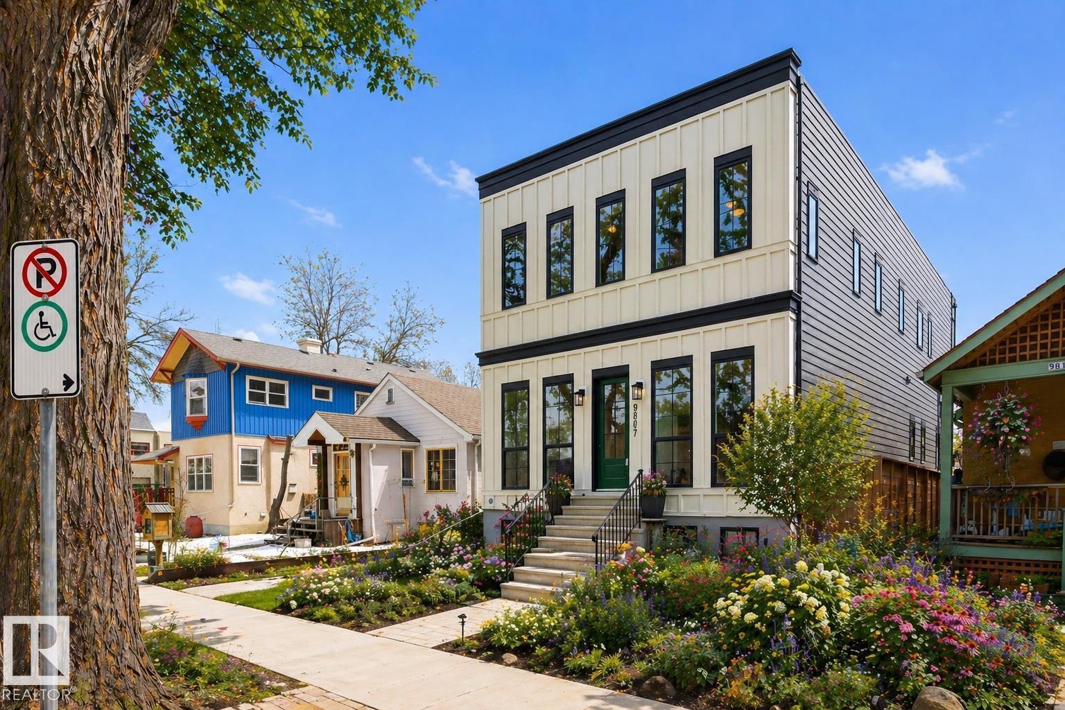 9807 90 AV NW, Edmonton, Alberta