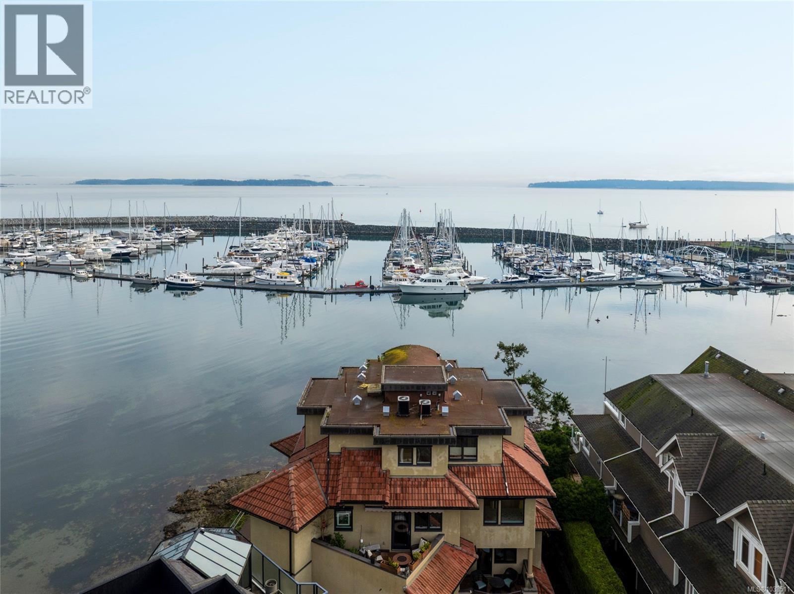 201 9949 Third St, Sidney, British Columbia