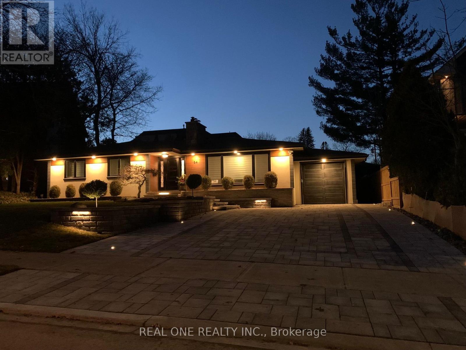 54 Leisure Lane, Richmond Hill, Ontario  L4C 4X1 - Photo 2 - N12977008