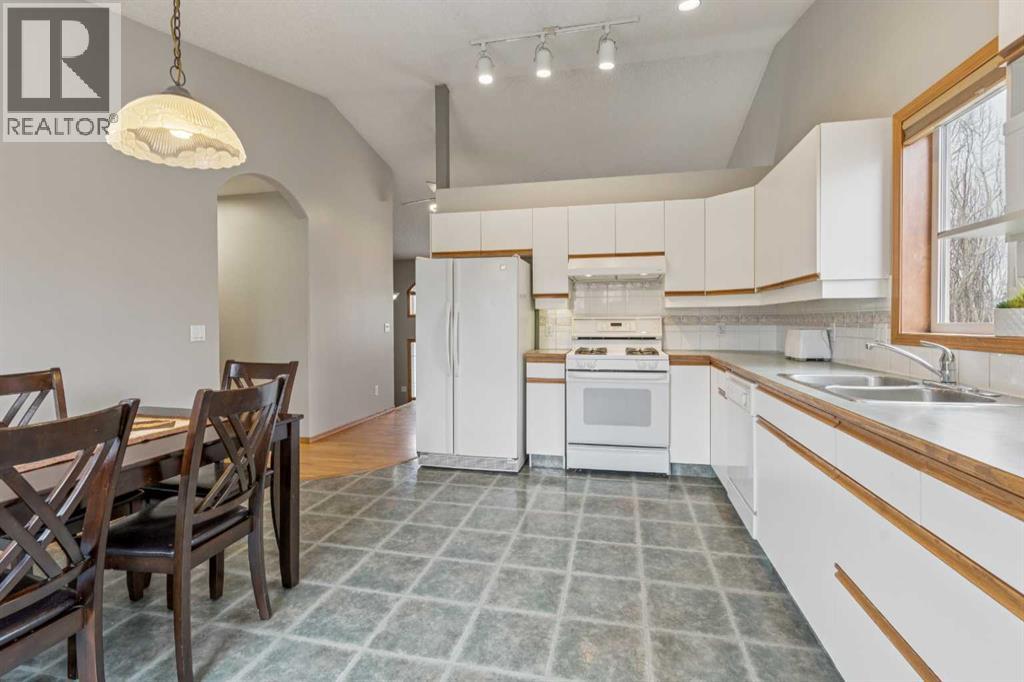 10 Bow Ridge Lane, Cochrane, Alberta  T4C 1T6 - Photo 11 - A2303344