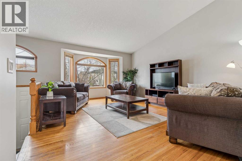 10 Bow Ridge Lane, Cochrane, Alberta  T4C 1T6 - Photo 6 - A2303344