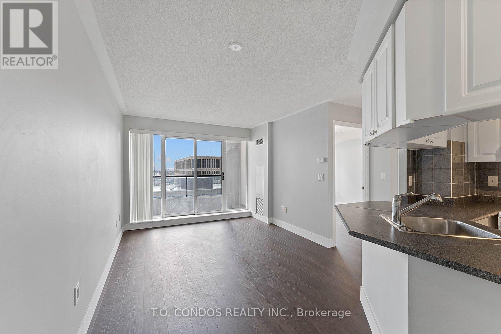 2002 - 909 Bay Street, Toronto, Ontario  M5S 3G2 - Photo 10 - C13045788