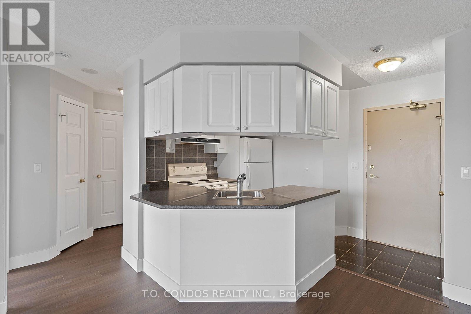 2002 - 909 Bay Street, Toronto, Ontario  M5S 3G2 - Photo 11 - C13045788